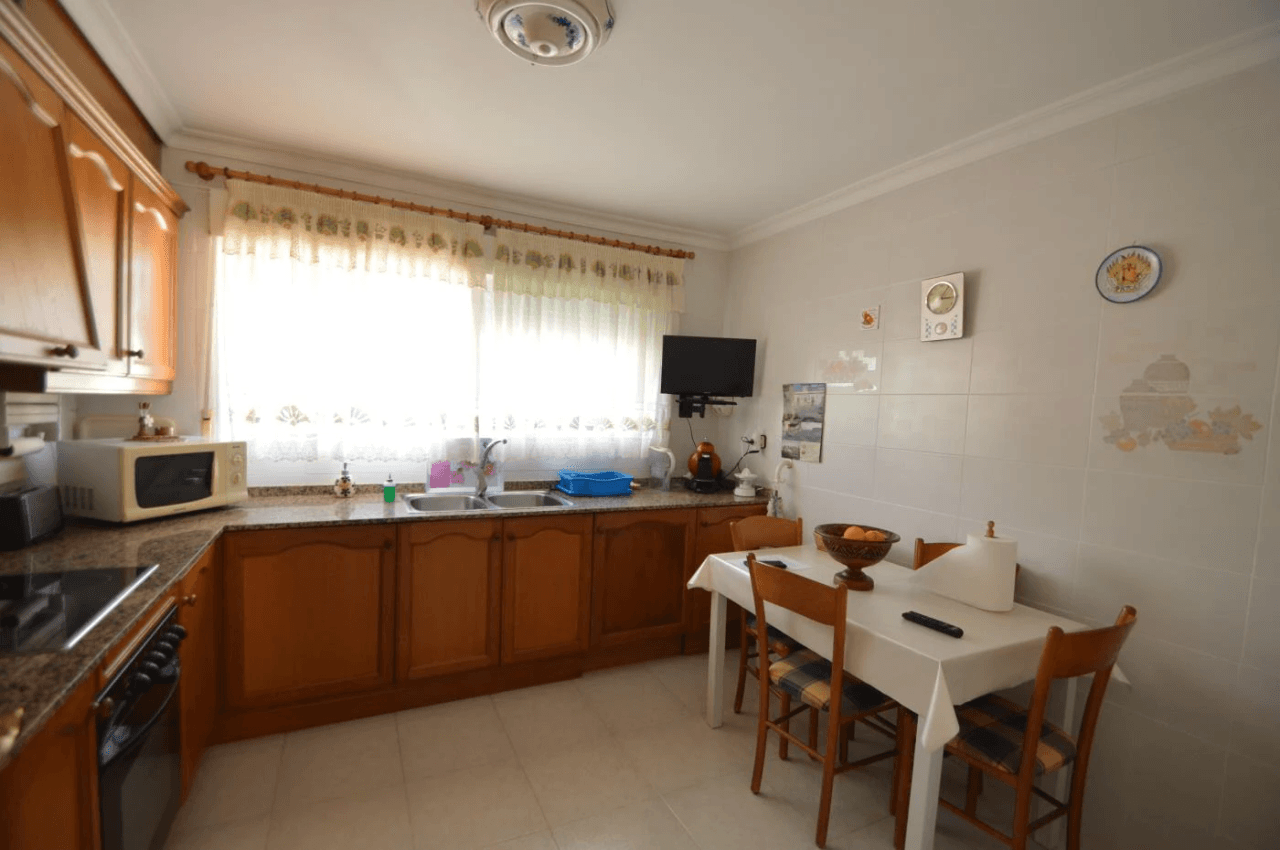 Maison mitoyenne à vendre à Vinaròs, 4 chambres et piscine communautaire.