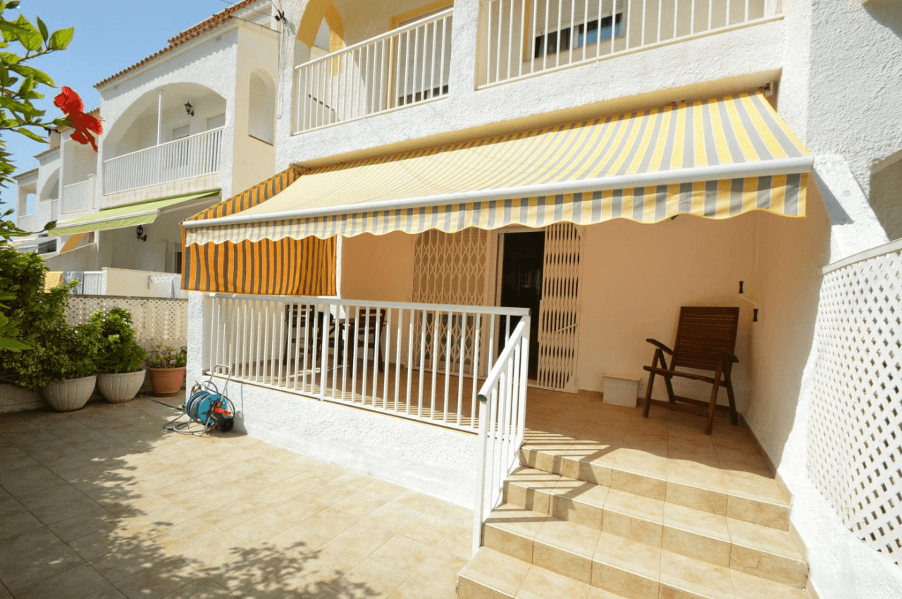 Maison mitoyenne à vendre à Vinaròs, 4 chambres et piscine communautaire.