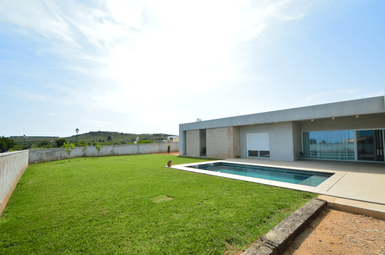 Chalet en venta con 4 dormitorios y piscina en Vinaròs