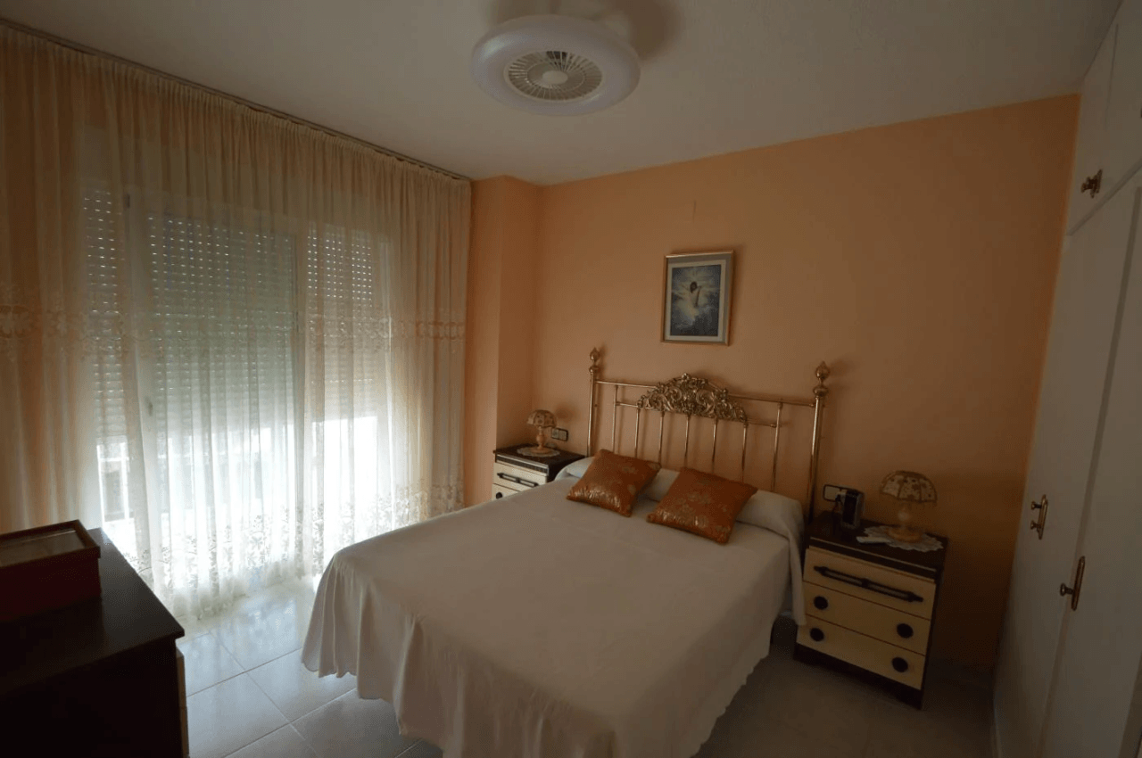 Maison mitoyenne à vendre à Vinaròs, 4 chambres et piscine communautaire.