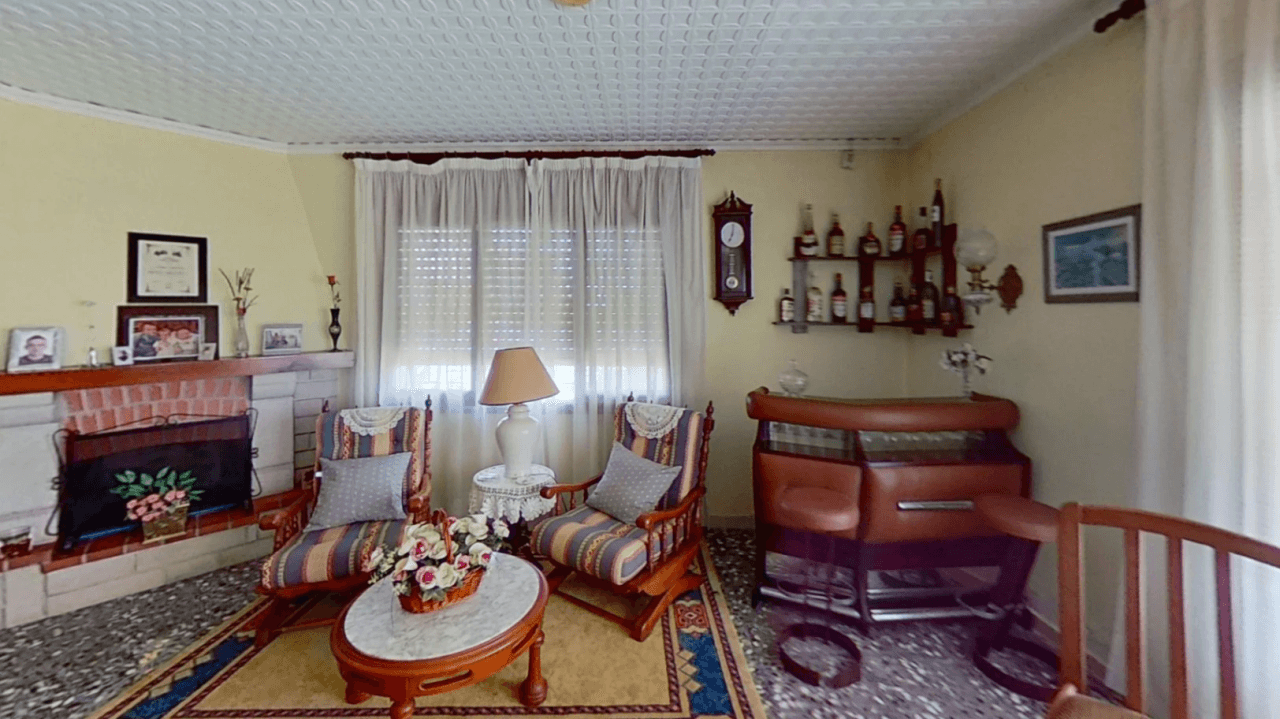 Chalet à vendre à Vinaròs avec piscine et 4 chambres.