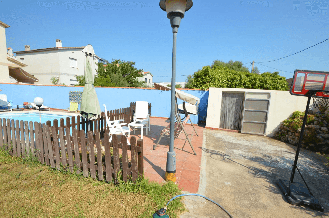 Chalet à vendre à Vinaròs avec piscine et 4 chambres.