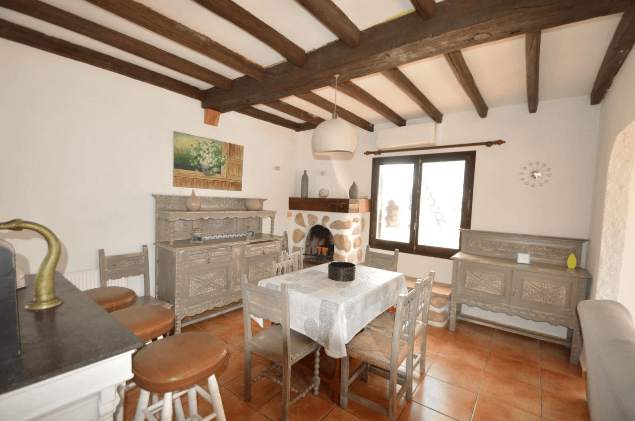 Chalet à vendre à Vinaròs, Triador, avec 5 chambres et une piscine.