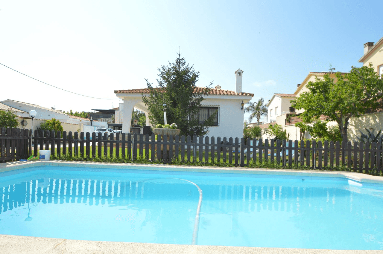Chalet à vendre à Vinaròs avec piscine et 4 chambres.