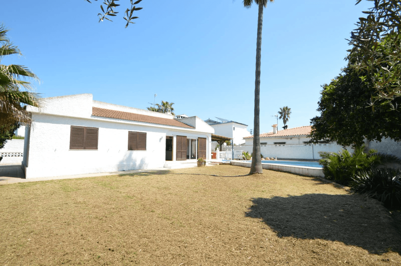 Chalet à vendre à Vinaròs, Triador, avec 5 chambres et une piscine.