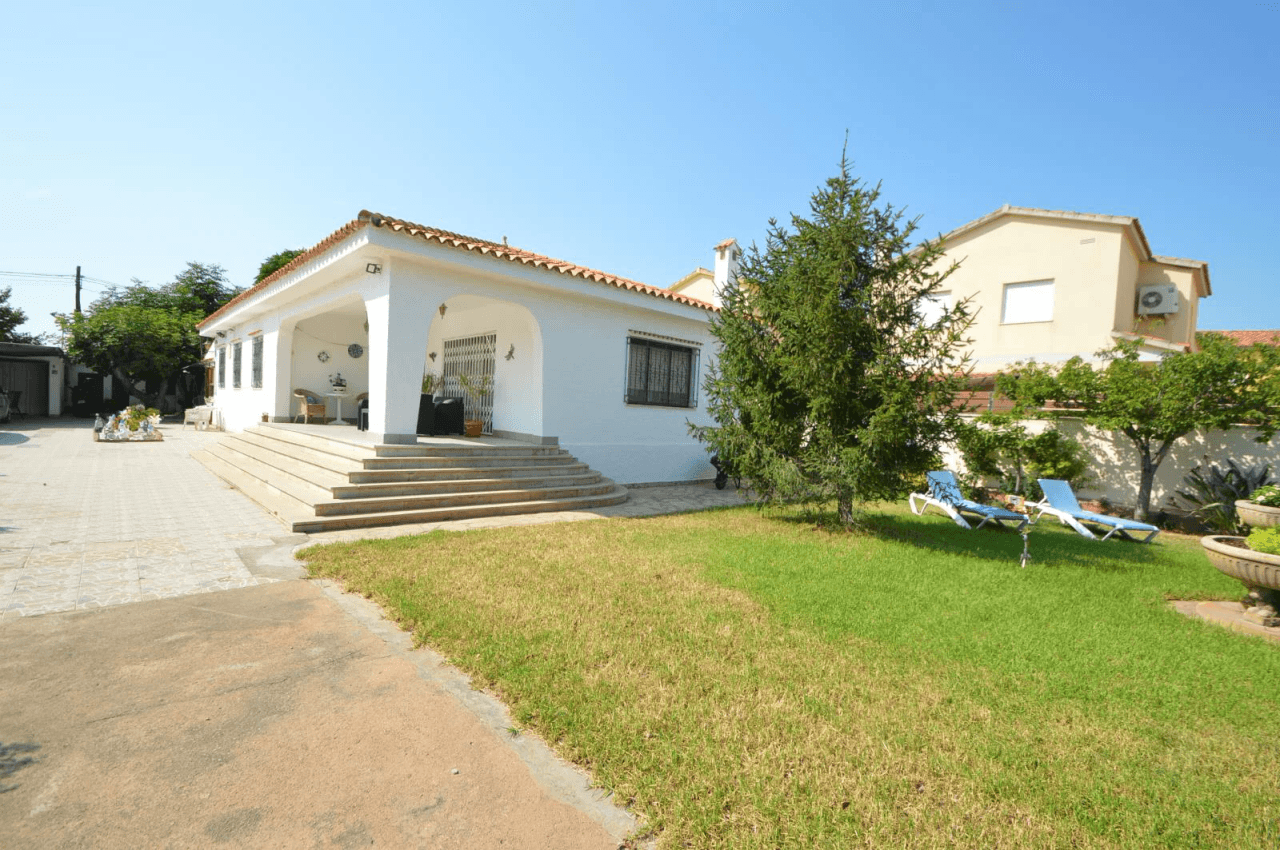Chalet à vendre à Vinaròs avec piscine et 4 chambres.