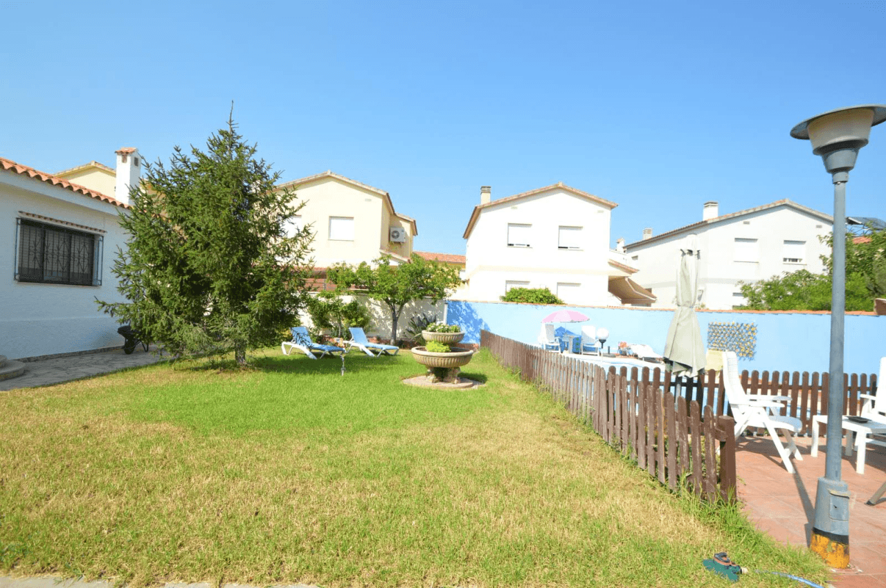 Chalet à vendre à Vinaròs avec piscine et 4 chambres.