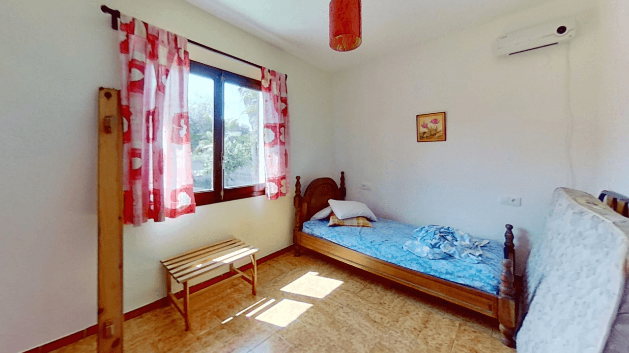 Chalet à vendre à Vinaròs, Triador, avec 5 chambres et une piscine.
