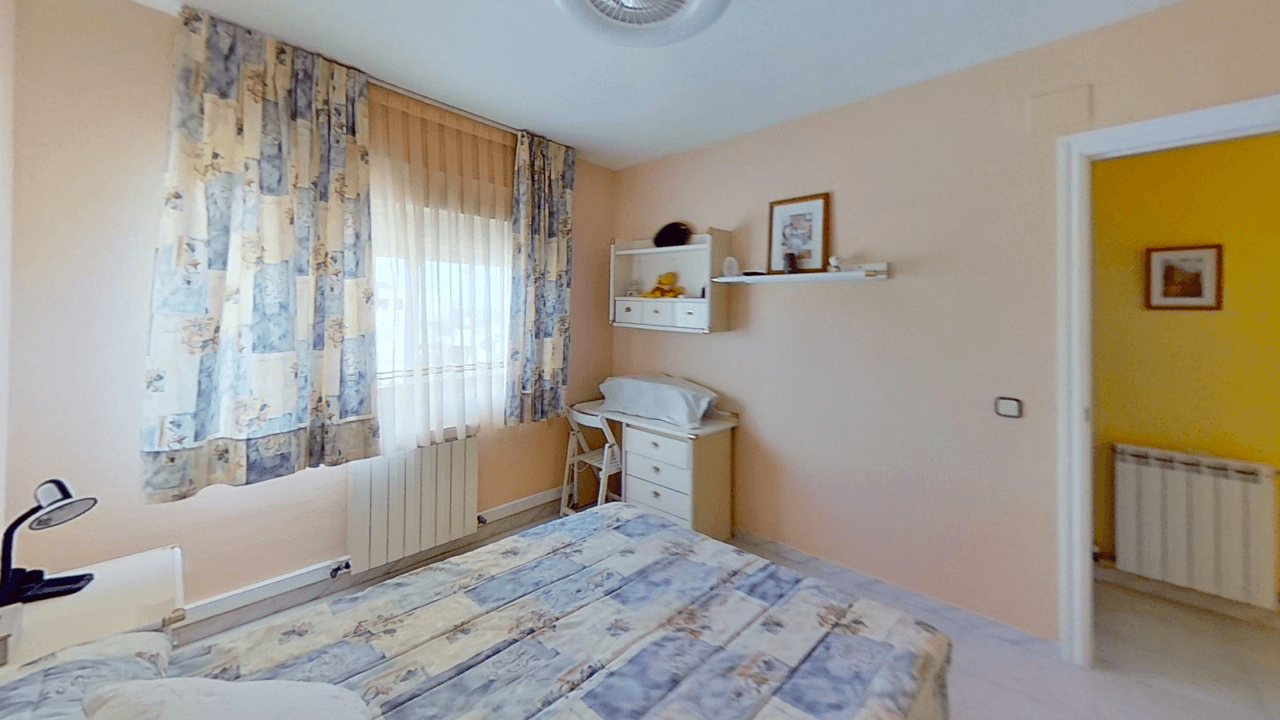 Maison mitoyenne à vendre à Vinaròs, 4 chambres et piscine communautaire.