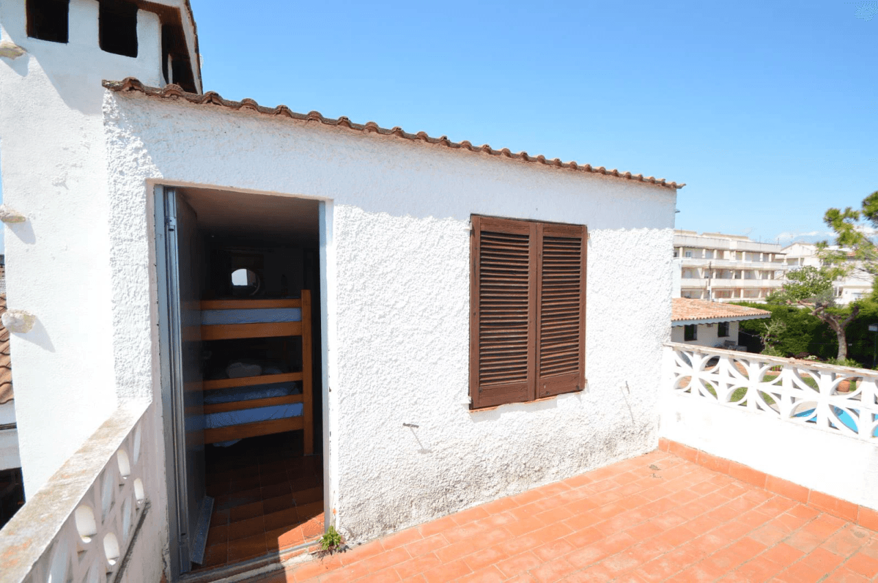 Chalet à vendre à Vinaròs, Triador, avec 5 chambres et une piscine.