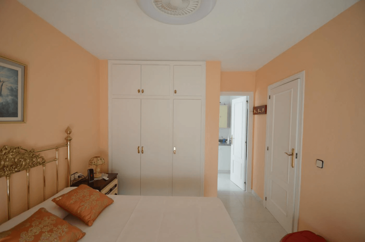 Maison mitoyenne à vendre à Vinaròs, 4 chambres et piscine communautaire.