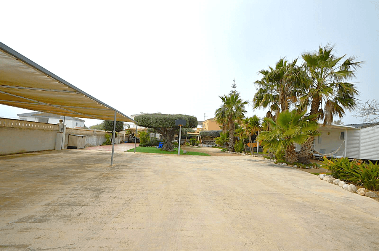 Parcela con 3 casas en venta en Vinaròs