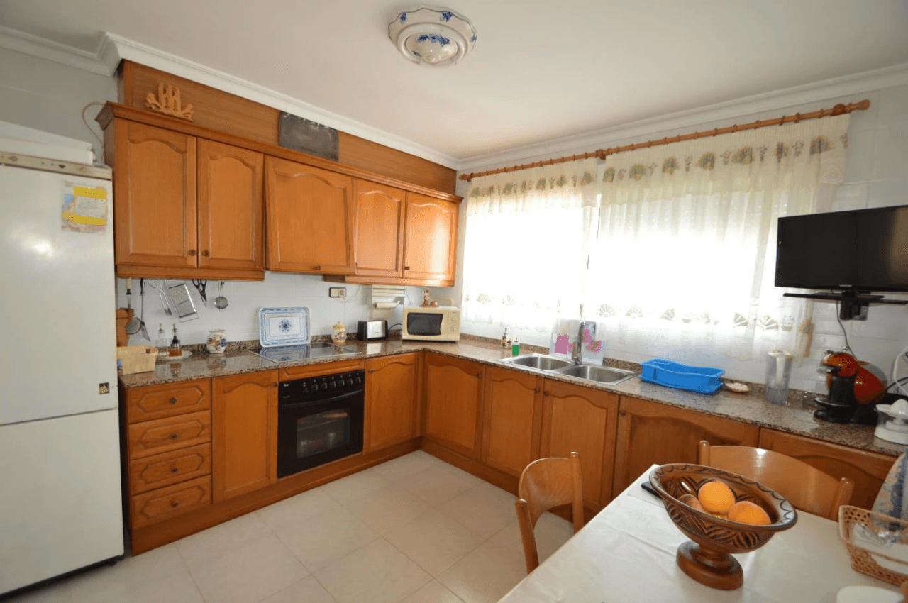 Maison mitoyenne à vendre à Vinaròs, 4 chambres et piscine communautaire.