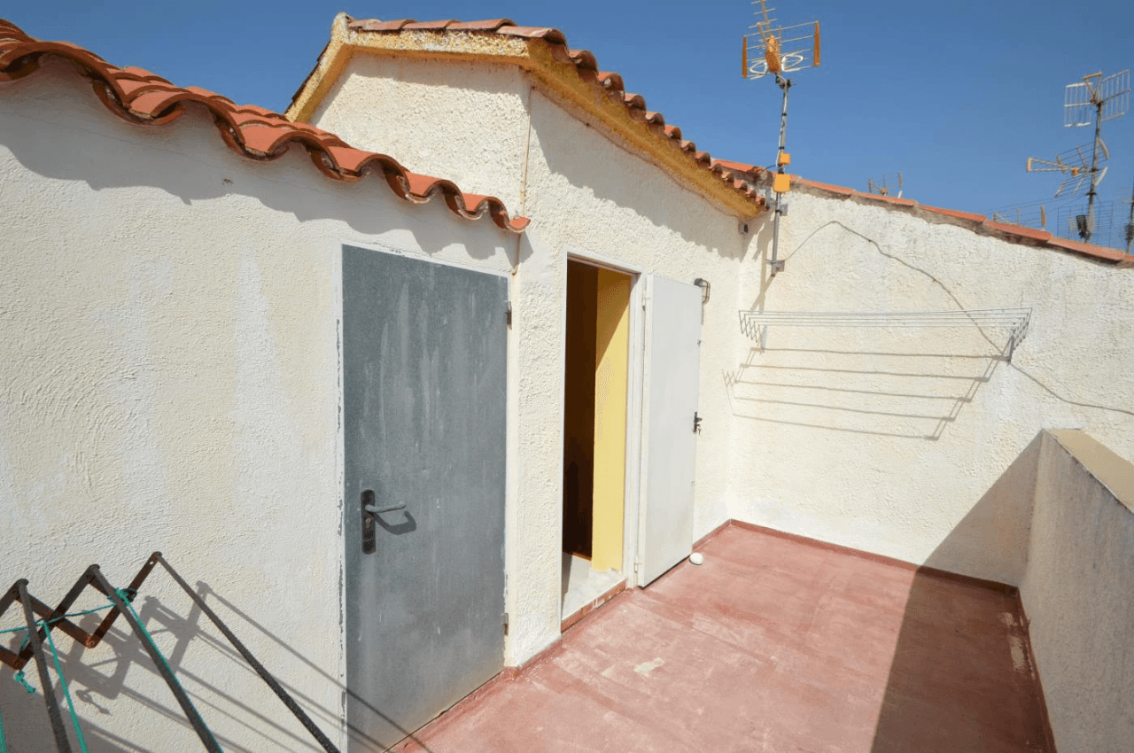 Maison mitoyenne à vendre à Vinaròs, 4 chambres et piscine communautaire.