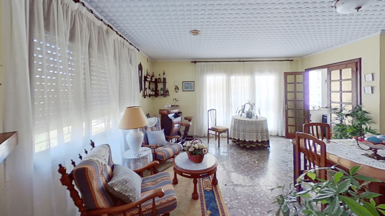 Chalet à vendre à Vinaròs avec piscine et 4 chambres.