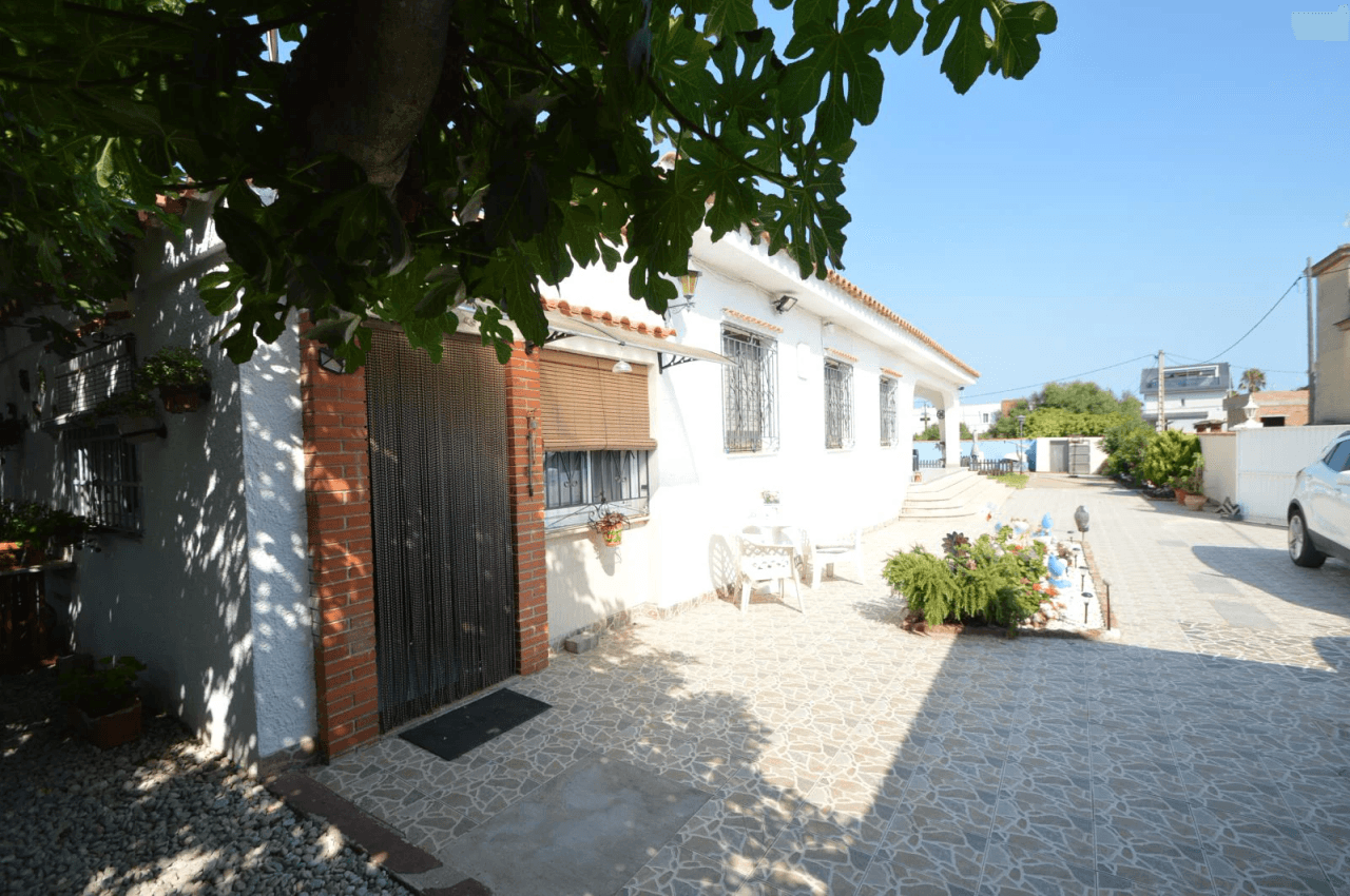 Chalet à vendre à Vinaròs avec piscine et 4 chambres.
