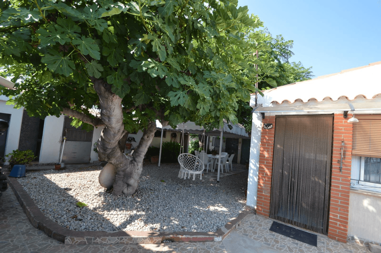 Chalet à vendre à Vinaròs avec piscine et 4 chambres.
