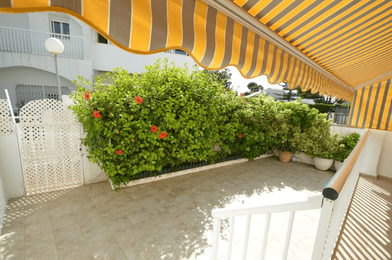 Maison mitoyenne à vendre à Vinaròs, 4 chambres et piscine communautaire.