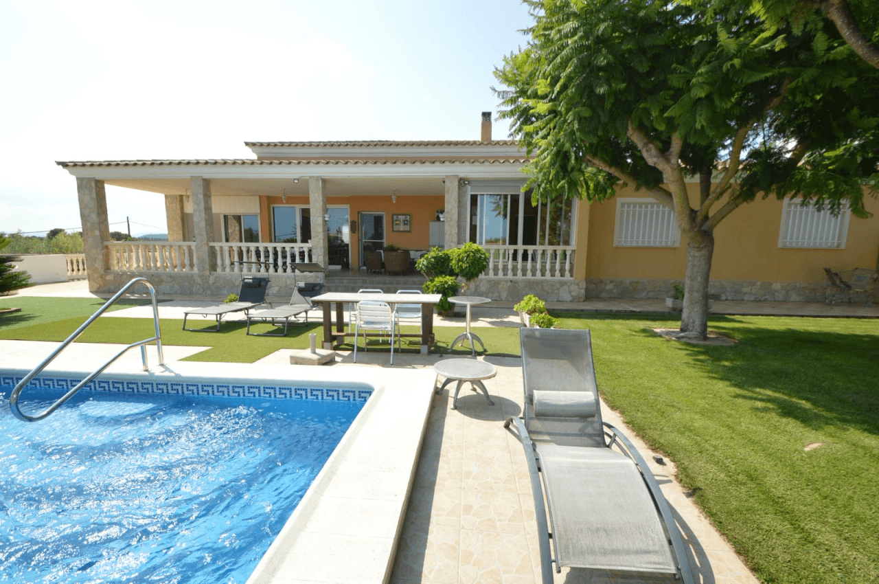 En venta finca con chalet en Vinaròs