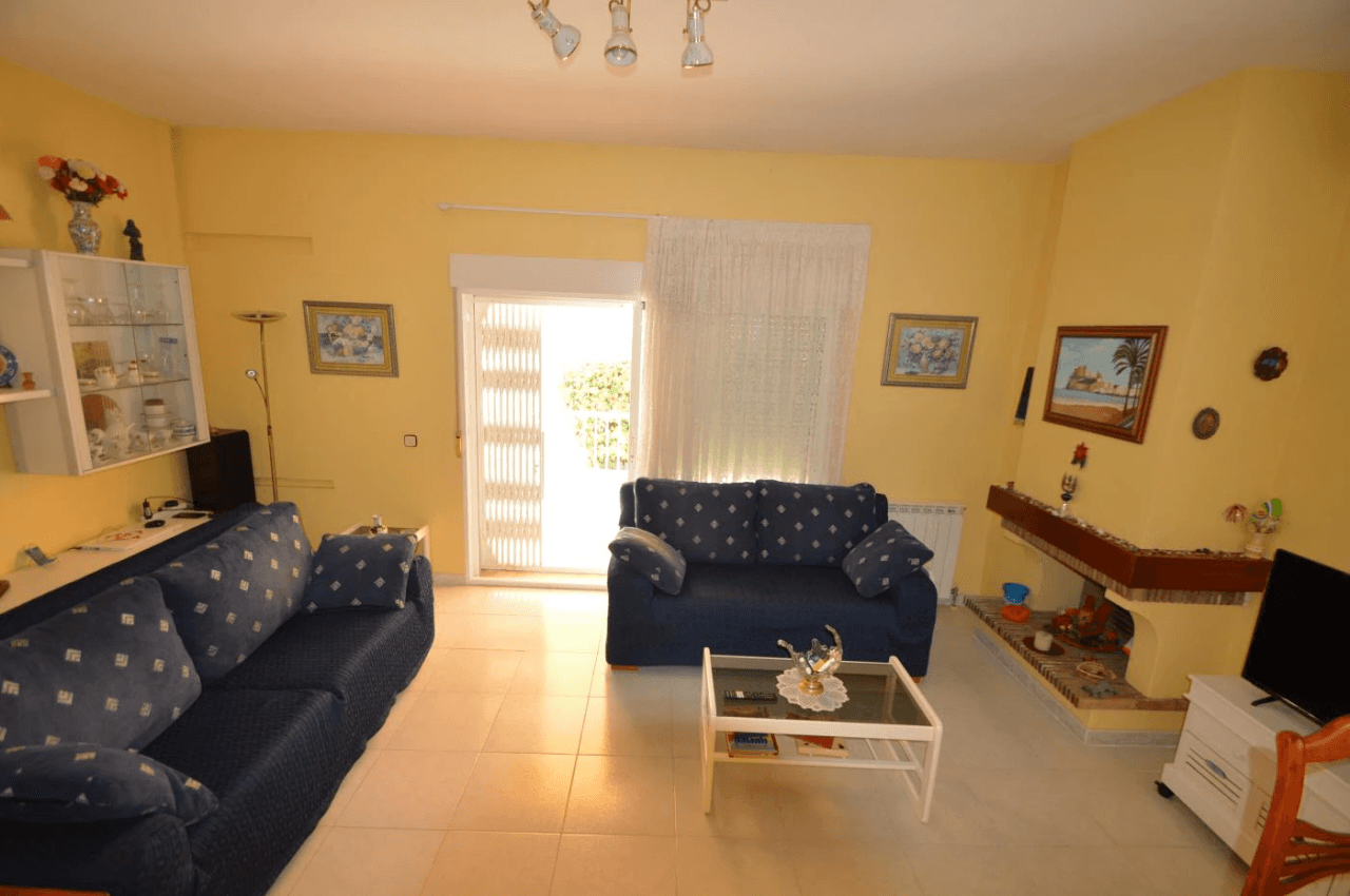 Maison mitoyenne à vendre à Vinaròs, 4 chambres et piscine communautaire.