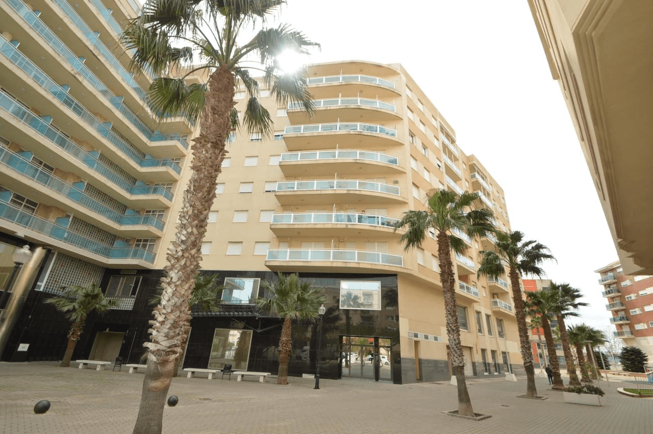 Locaux commerciaux au rez-de-chaussée et mezzanine
