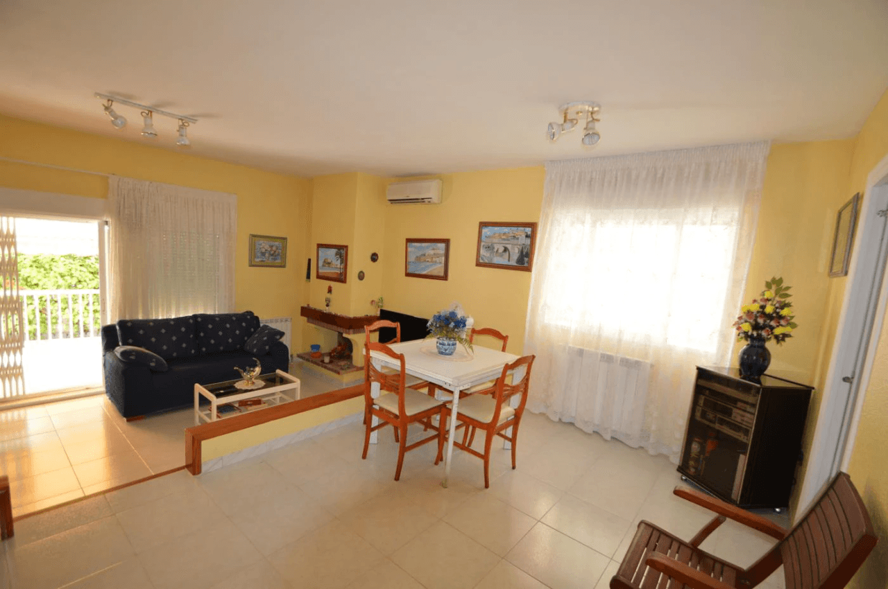 Maison mitoyenne à vendre à Vinaròs, 4 chambres et piscine communautaire.
