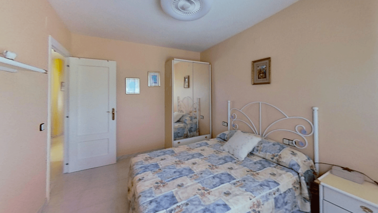 Maison mitoyenne à vendre à Vinaròs, 4 chambres et piscine communautaire.
