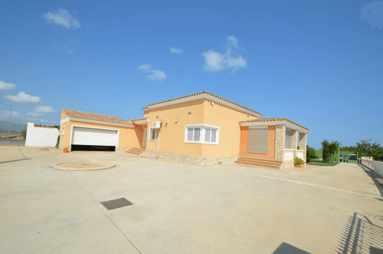 En venta finca con chalet en Vinaròs