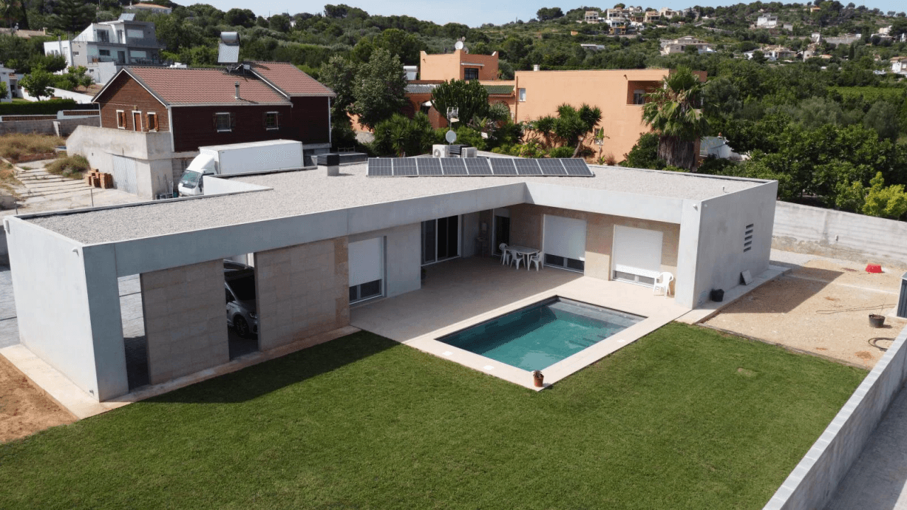 Chalet en venta con 4 dormitorios y piscina en Vinaròs
