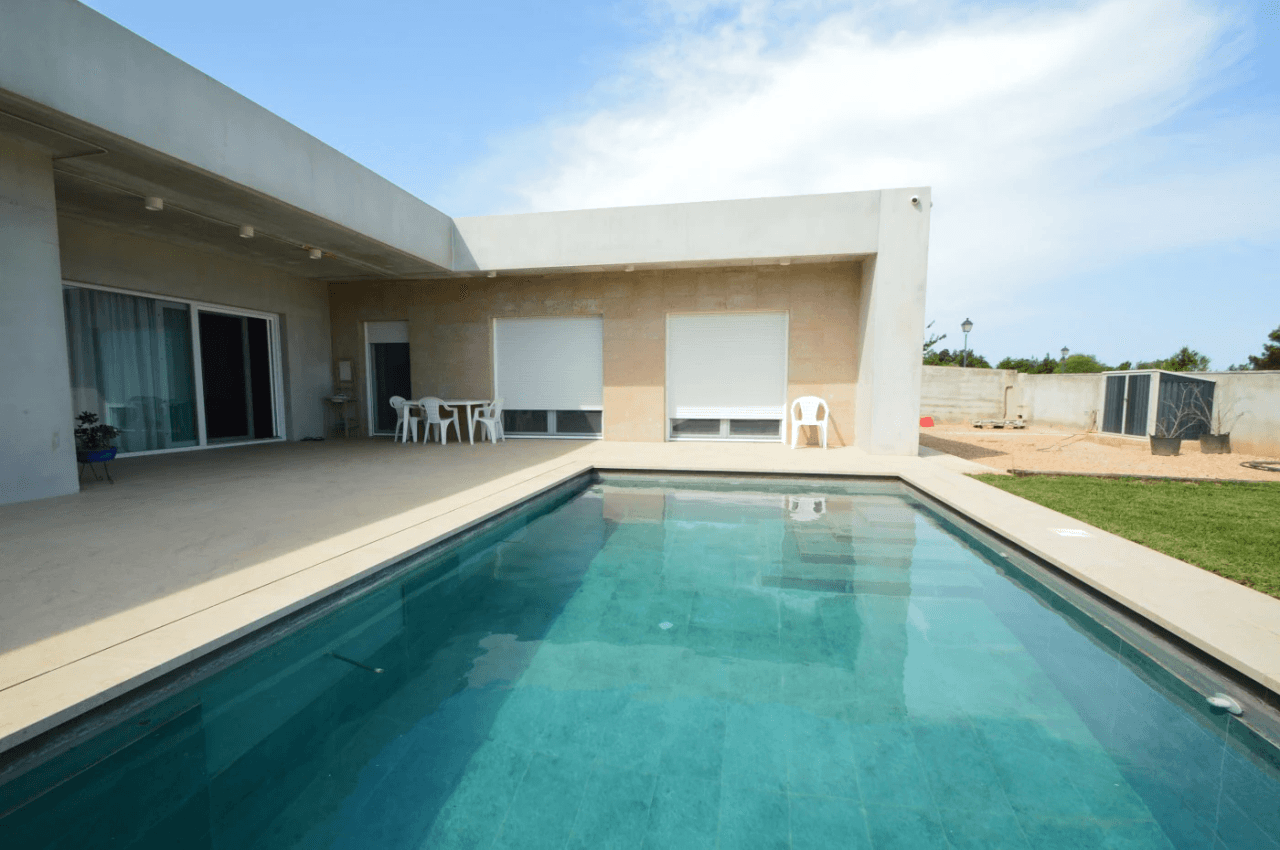Chalet en venta con 4 dormitorios y piscina en Vinaròs
