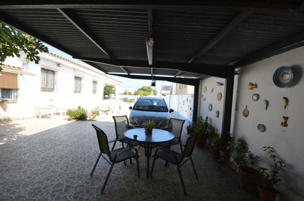 Chalet à vendre à Vinaròs avec piscine et 4 chambres.