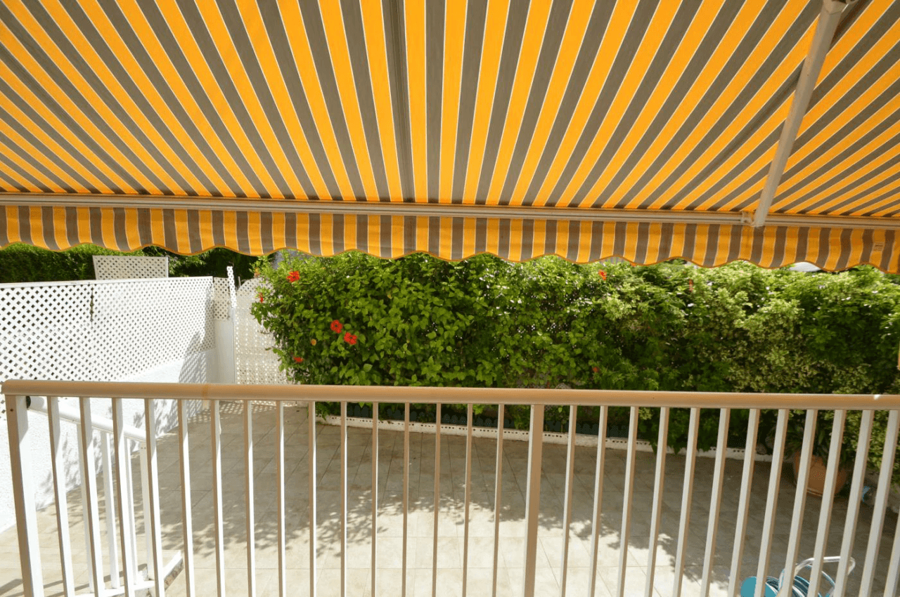 Maison mitoyenne à vendre à Vinaròs, 4 chambres et piscine communautaire.