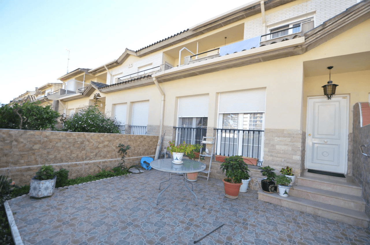 Maison mitoyenne à vendre à Vinaròs, 4 chambres et sous-sol dans le centre de Vinaròs.