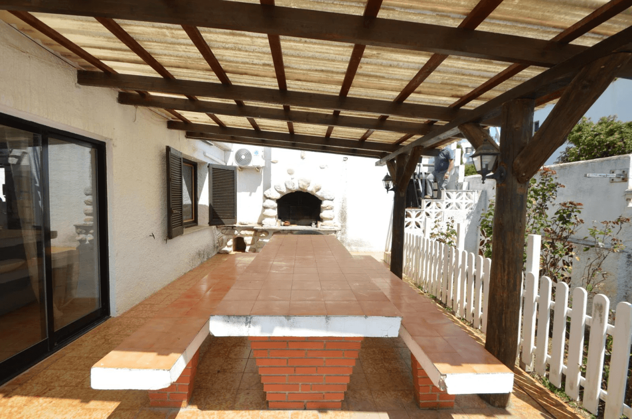 Chalet à vendre à Vinaròs, Triador, avec 5 chambres et une piscine.