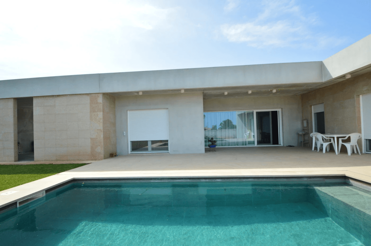 Chalet en venta con 4 dormitorios y piscina en Vinaròs
