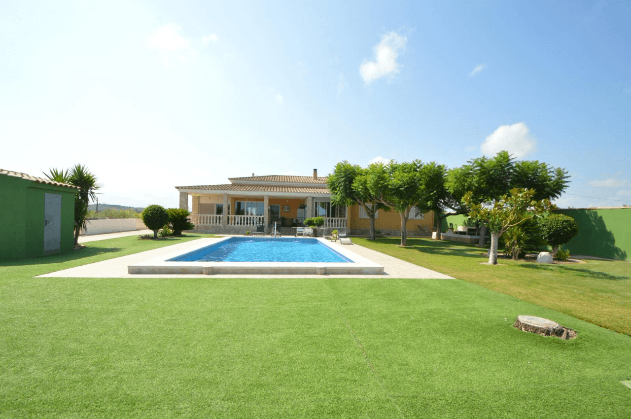 En venta finca con chalet en Vinaròs