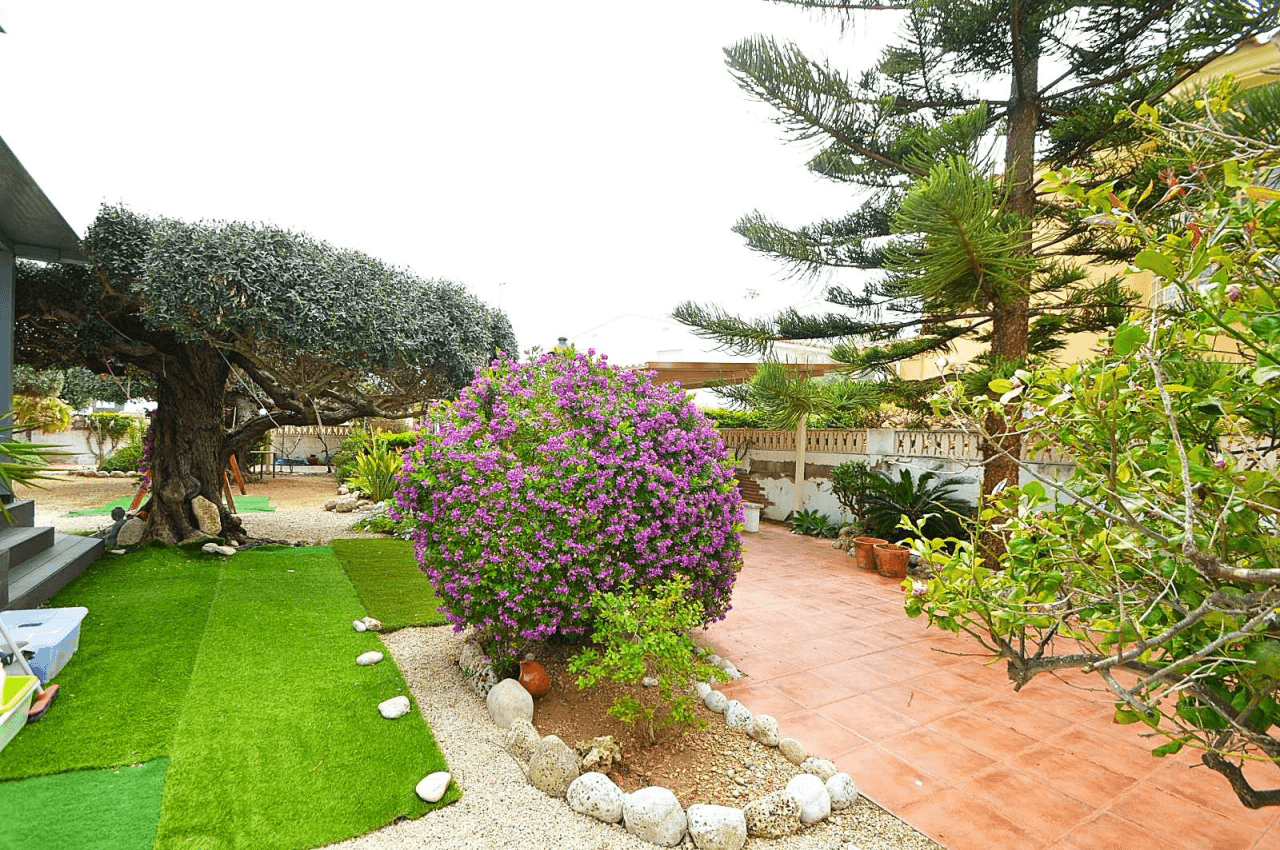 Parcela con 3 casas en venta en Vinaròs