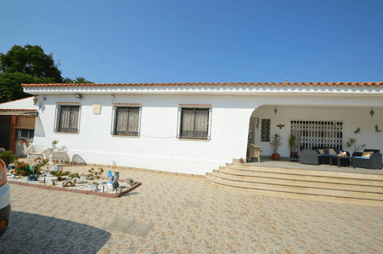 Chalet à vendre à Vinaròs avec piscine et 4 chambres.