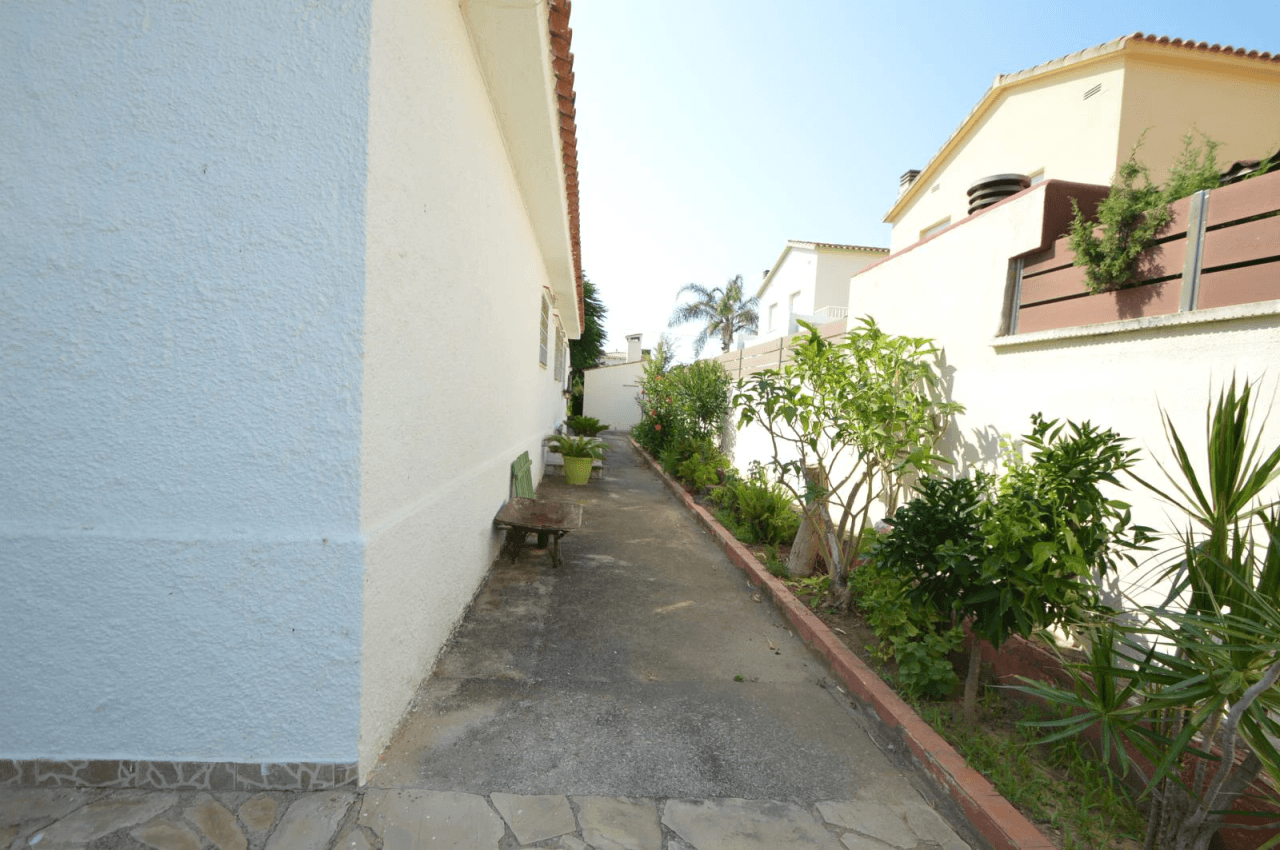 Chalet à vendre à Vinaròs avec piscine et 4 chambres.