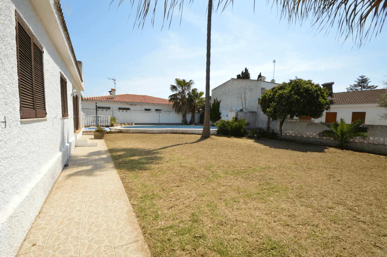 Chalet à vendre à Vinaròs, Triador, avec 5 chambres et une piscine.