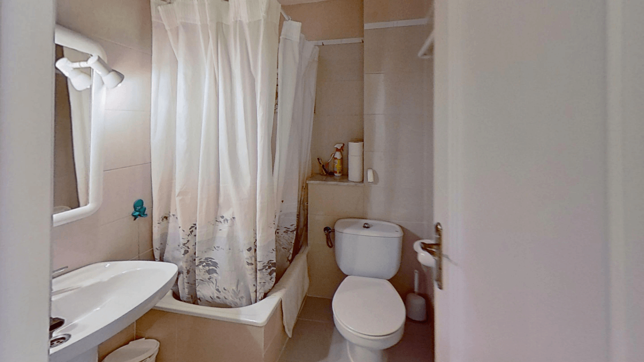 Maison mitoyenne à vendre à Vinaròs, 4 chambres et piscine communautaire.