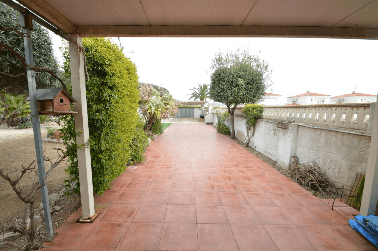 Parcela con 3 casas en venta en Vinaròs
