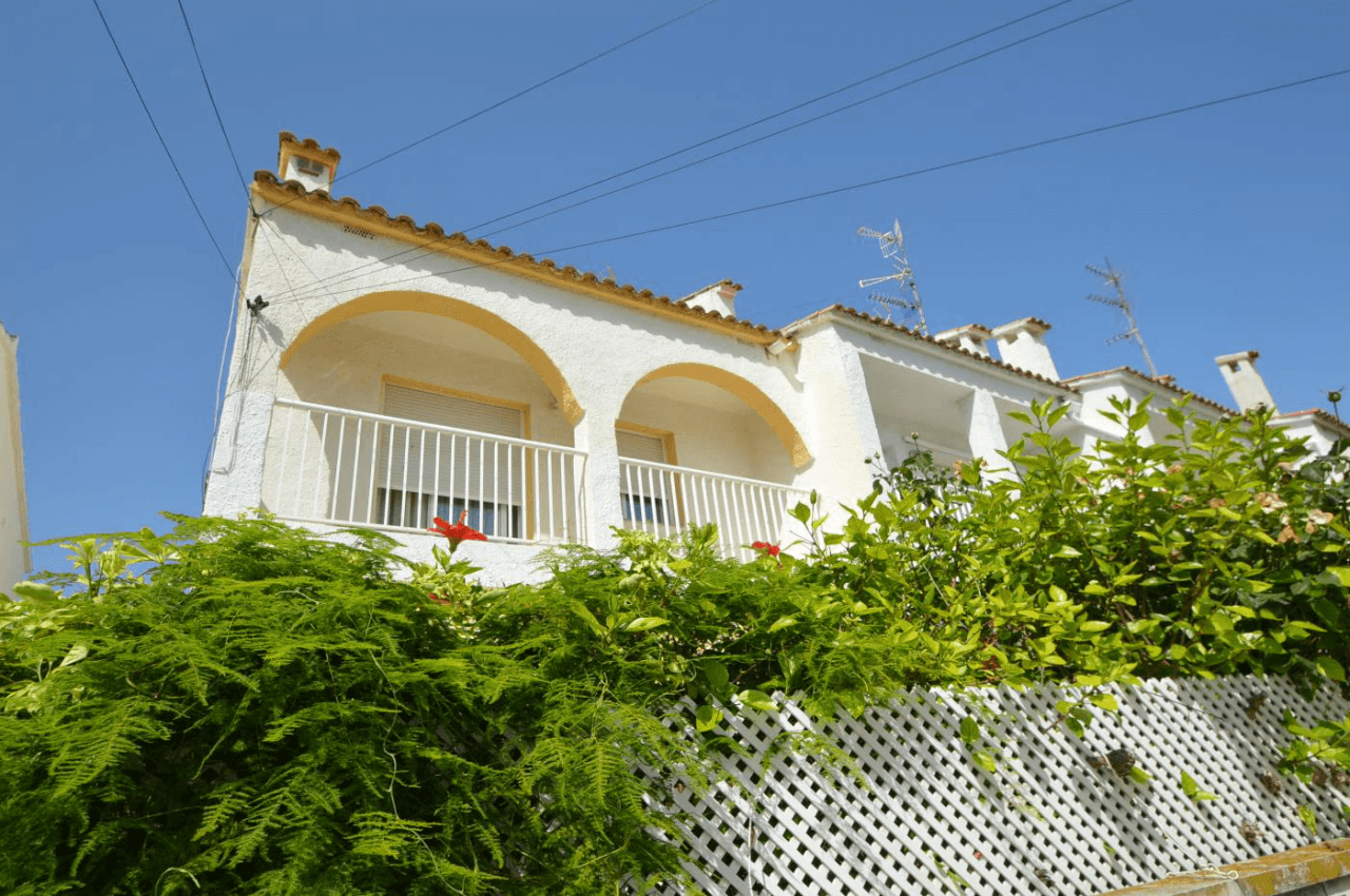 Maison mitoyenne à vendre à Vinaròs, 4 chambres et piscine communautaire.