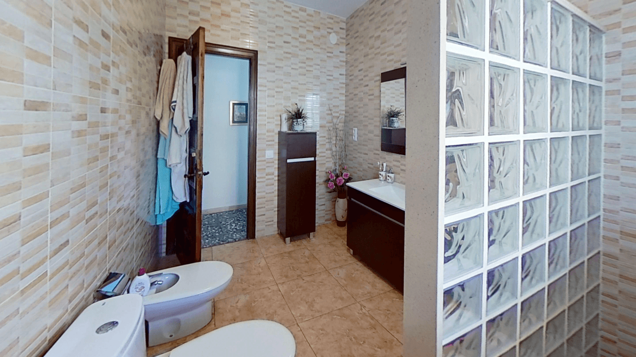 Chalet à vendre à Vinaròs avec piscine et 4 chambres.