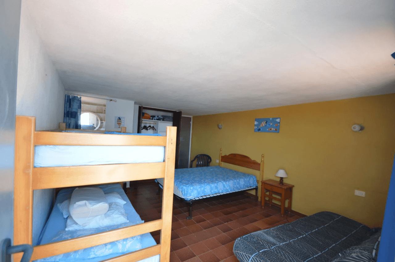 Chalet à vendre à Vinaròs, Triador, avec 5 chambres et une piscine.
