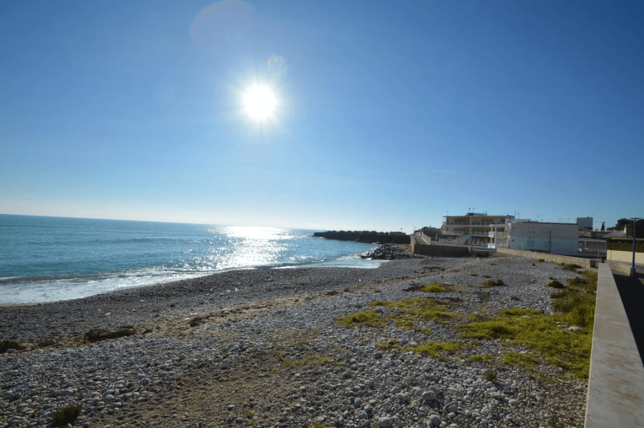 Maison mitoyenne à vendre à Vinaròs, 4 chambres et piscine communautaire.
