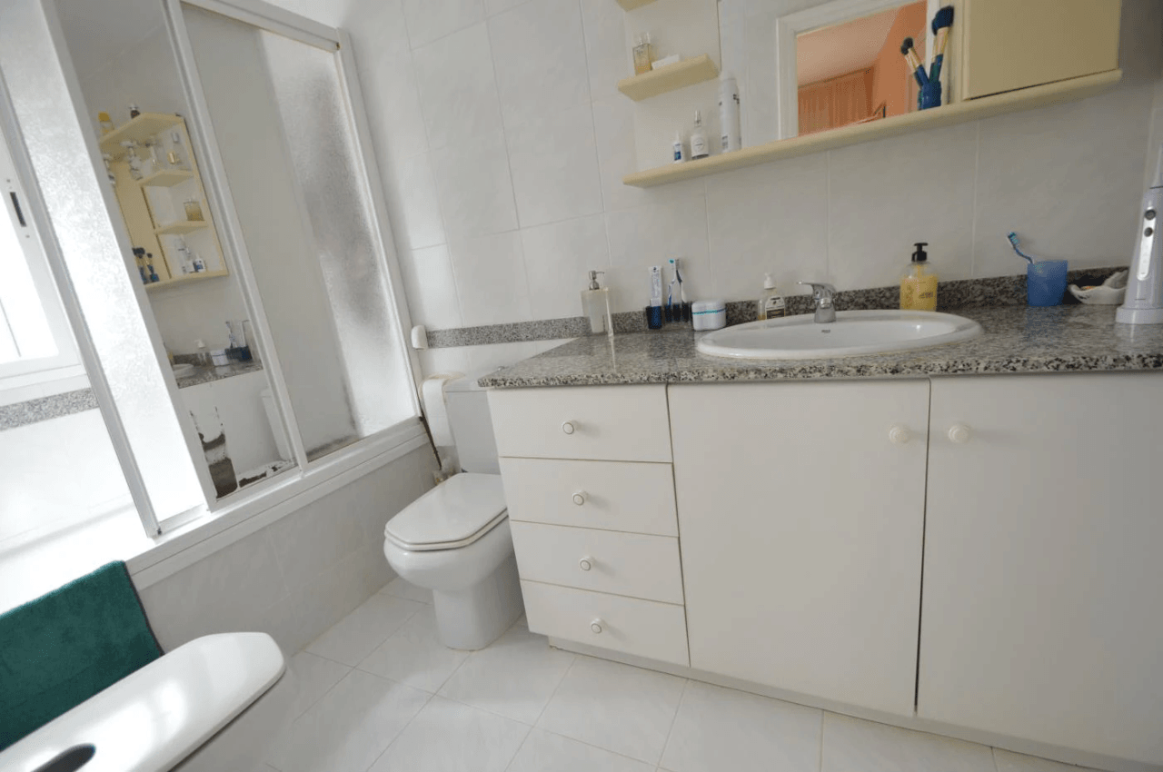 Maison mitoyenne à vendre à Vinaròs, 4 chambres et piscine communautaire.