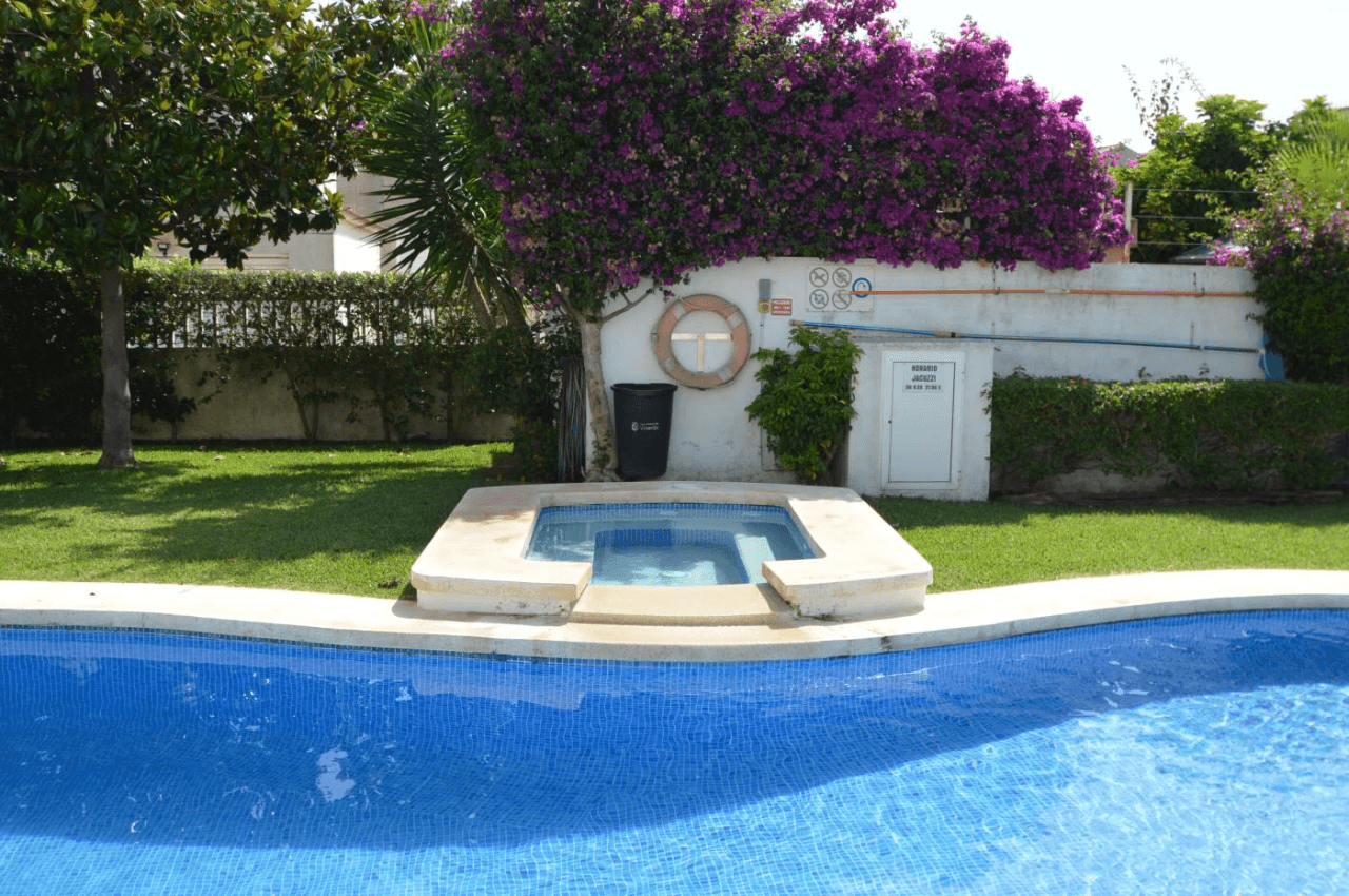 Maison mitoyenne à vendre à Vinaròs, 4 chambres et piscine communautaire.