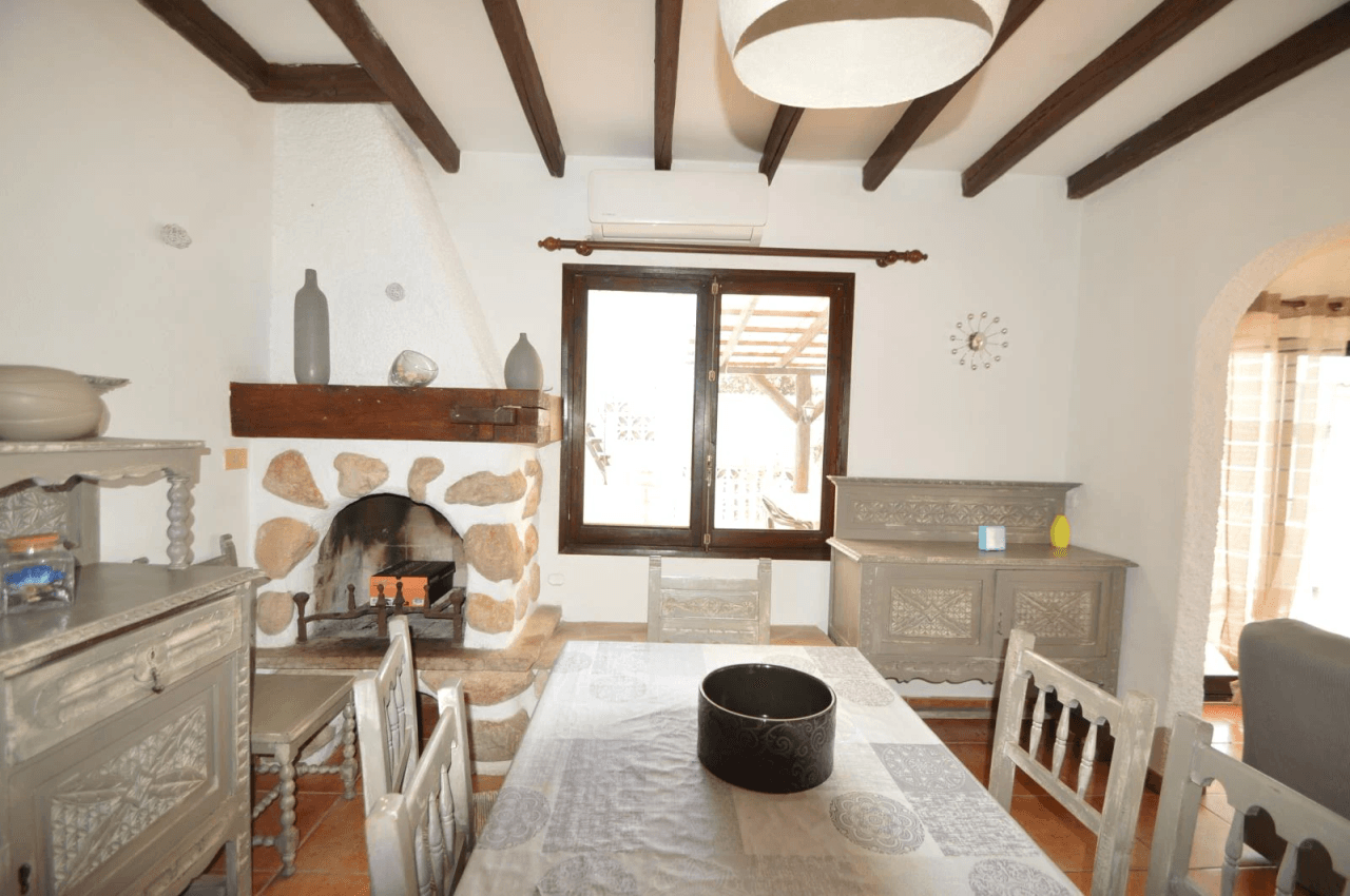 Chalet à vendre à Vinaròs, Triador, avec 5 chambres et une piscine.