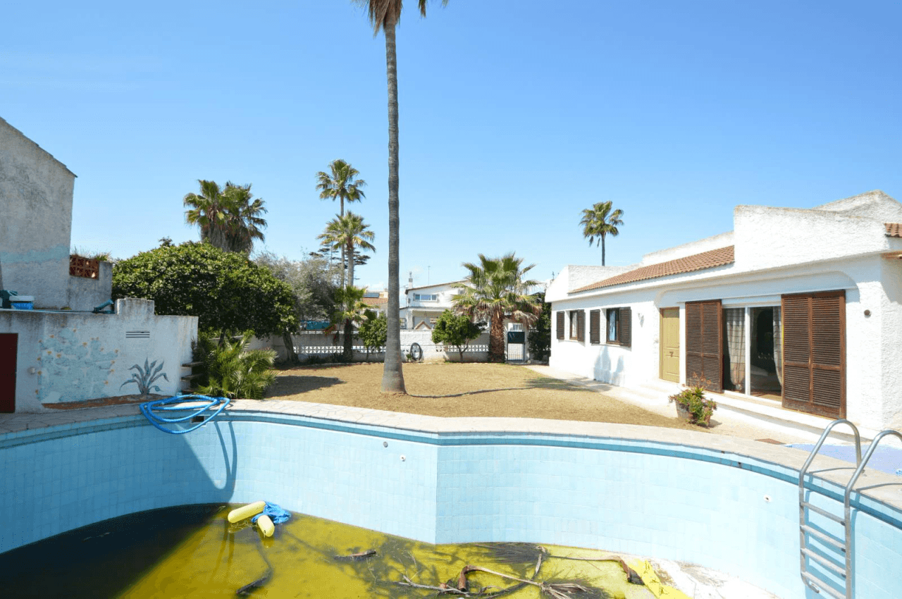 Chalet à vendre à Vinaròs, Triador, avec 5 chambres et une piscine.